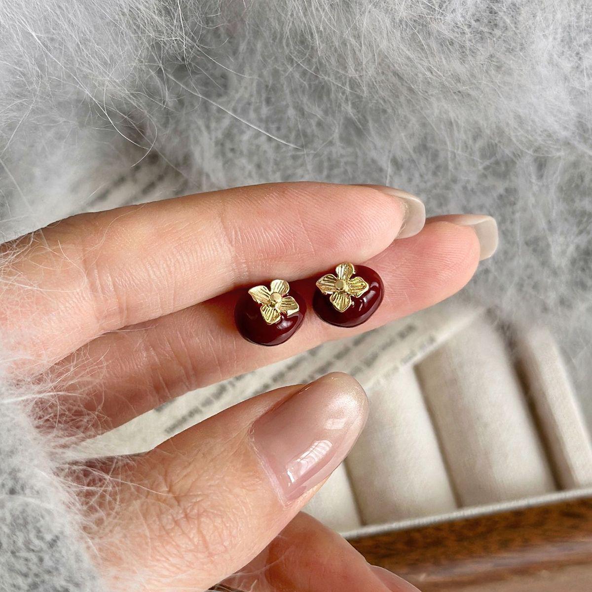 Серьги-гвоздики с красной глазурью цвета хурмы в форме руи для женщин - Осенне-зимний легкий люкс, ощущение высокого класса, трендовый нишевый стиль 2025 года