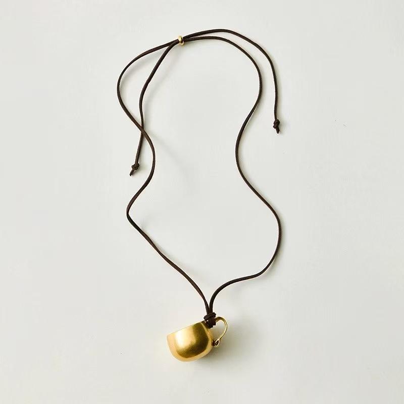 Retro Water Cup Pendant Long Necklace: European & American Style, Luxurious Layered Sweater Chain for Women, Autumn/Winter Versatile Accessory.