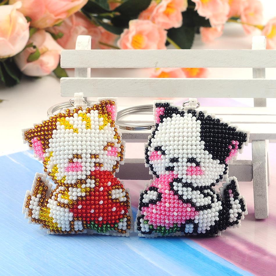Couple Keychain Strawberry Cat Pendant with Beaded Cross-stitch for Car Key Decoration