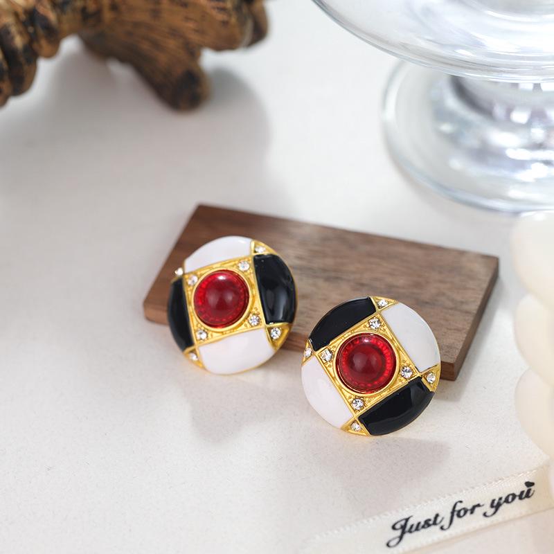 Boucles d'oreilles à clous en émail rétro milieu de siècle européen et américain dans le style antique de la cour française