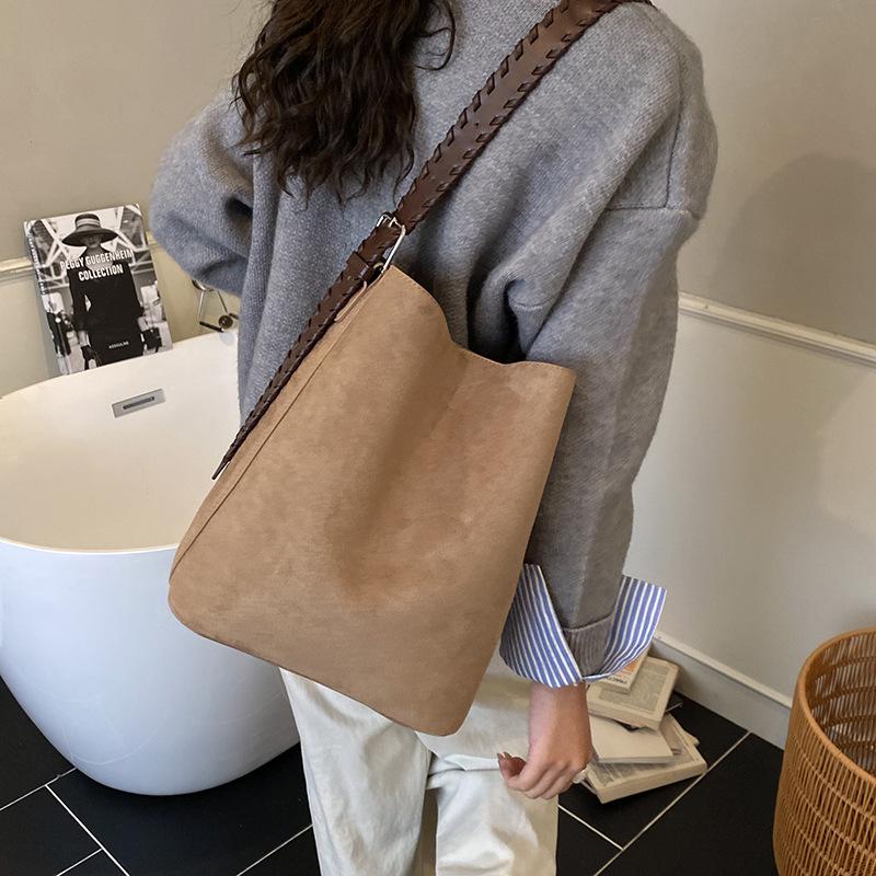 Casual Large-capacity Bag 2025 New Relaxed Commuter Women's Shoulder Bag Fashionable Woven Tote Bucket Bag