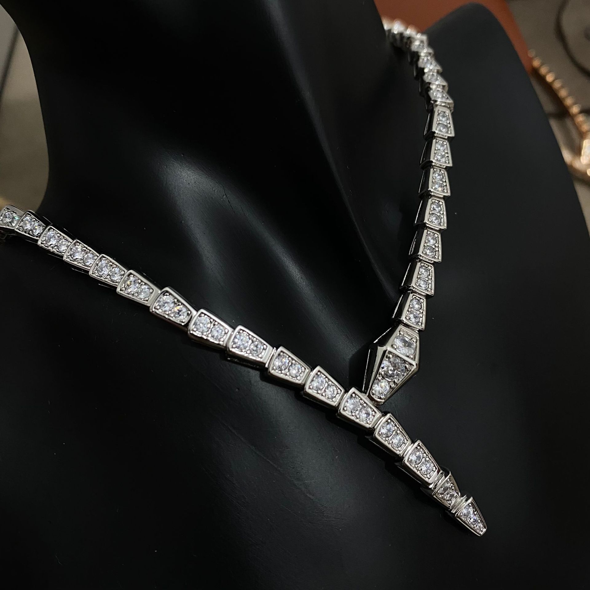 

Fashionable Short Snake Bone Full Diamond Women s Necklace Stylish Clavicle Chain Jewelry Cross-Border Premium Edition B006