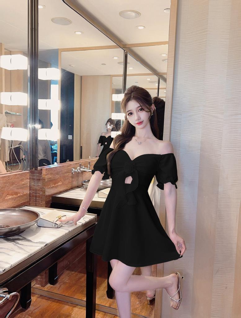 Sweet temperament, fashionable and sexy bubble sleeves, low-cut hollow flower decorative pendulum dress, women's short style
