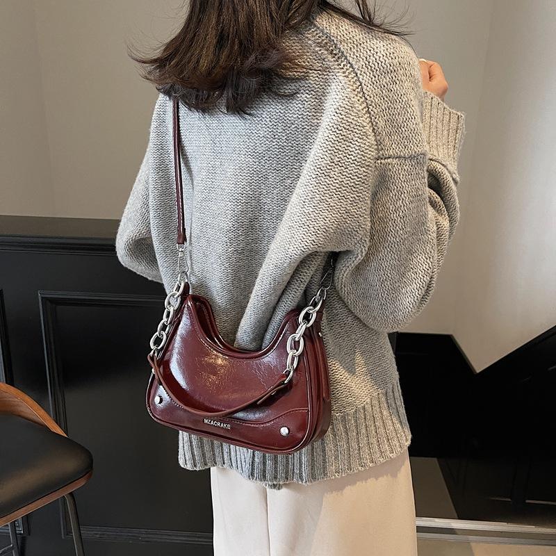 

2025 новая модная простая наплечная сумка простая сумка-мессенджер женская нишевая сумка-подмышка с цепочкой женская сумка 23*7*16 бордовый