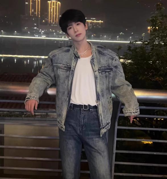 Men's High-End American-Style Denim Jacket: Trendy, Scruffy Cool Hairdresser Vibe with Padded Shoulders and Light Luxury Design.