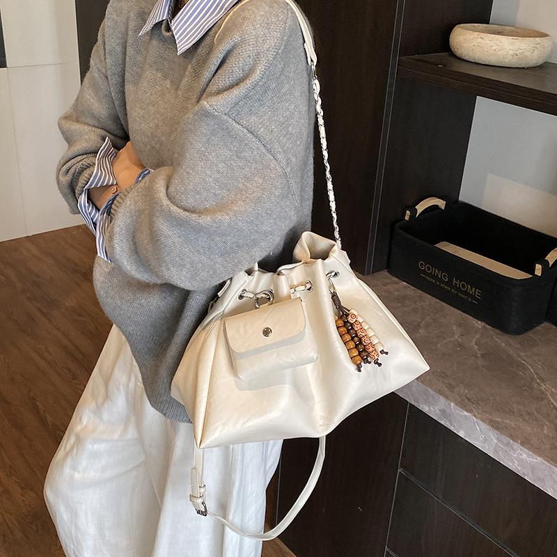

Retro portable bucket bag women s 2025 new trendy fashion niche armpit bag simple and versatile messenger tote bag no pendant белый
