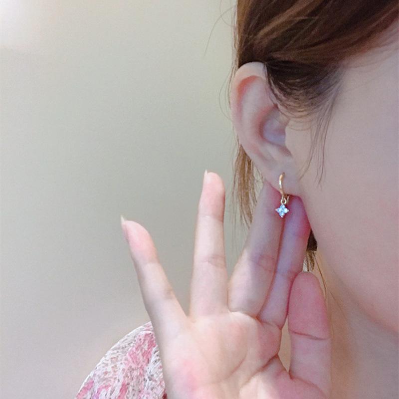 

Трендовые серьги-кольца с подвеской в виде цветка-четырехлистника и цирконами для женщин и девушек, изысканные свадебные украшения, подарок 2pcs