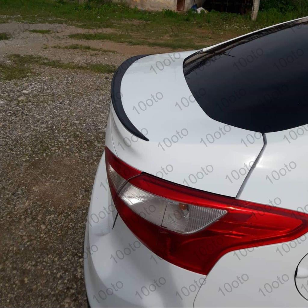 Nero pianoforte, spoiler universale anatomico, rivestimento elastico del cofano del bagagliaio.