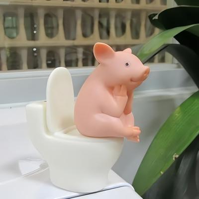 Bedårande Rosa Gris på Toalett Figur - Nyckfull PVC-Dekoration för Hem, Kontor & Bil | Perfekt Gåva till Vänner | Mångsidig Inomhus