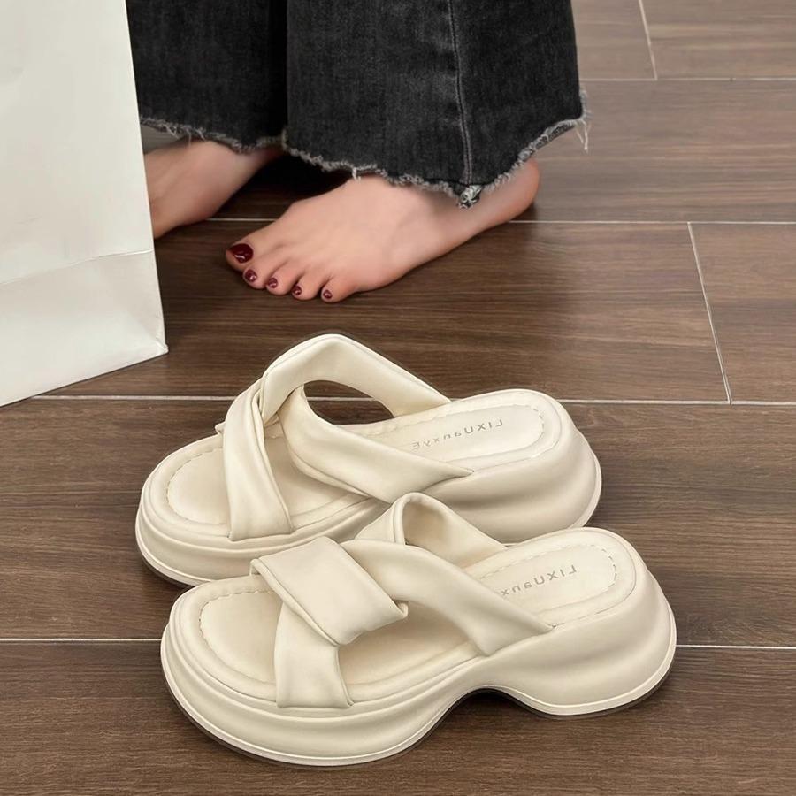 Thick-soled cool slippers women's summer outer wear fashion 2025 new high-end niche beach sandals casual one-word slippers