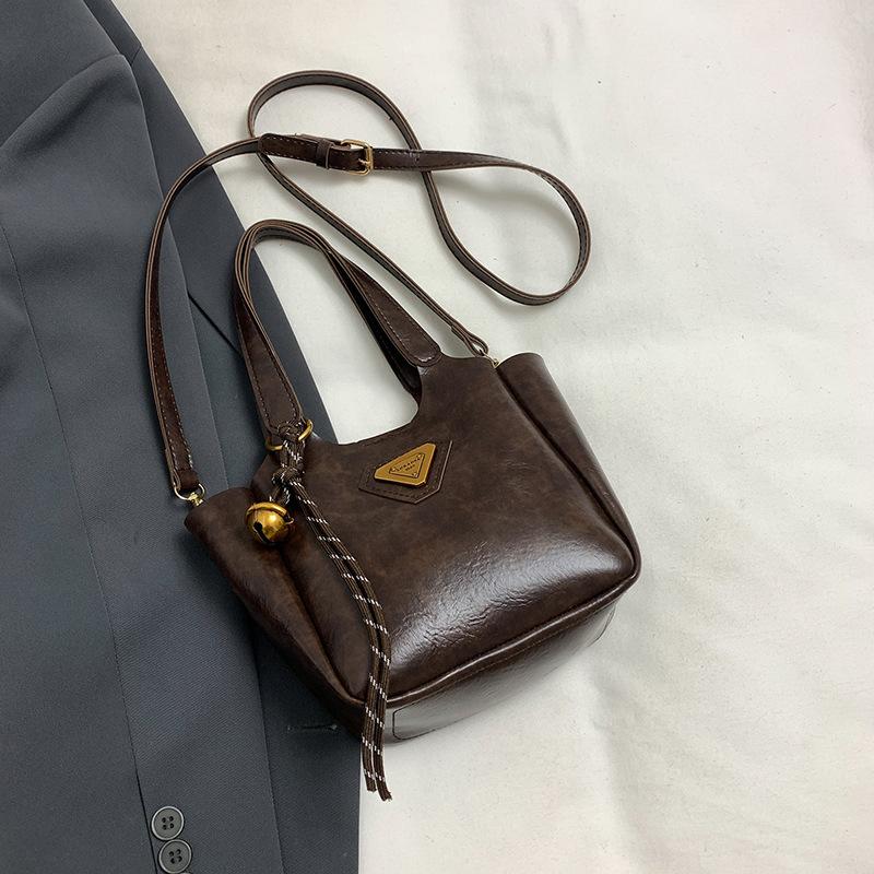 Simple Retro Women's Bag 2025 New Messenger Bag Winter Trend This Year Popular Casual Foreign Style Shoulder Bucket Bag