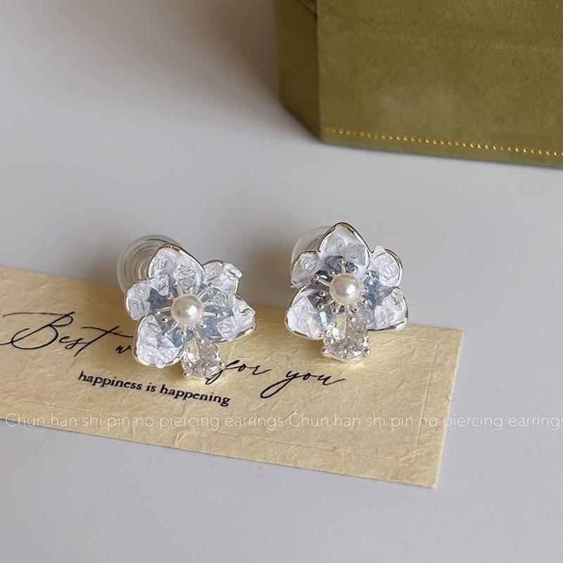 

Delicate crystal pearl flower ear clips spring and summer without ear piercings super fairy small fresh and sweet earrings female design sense niche
