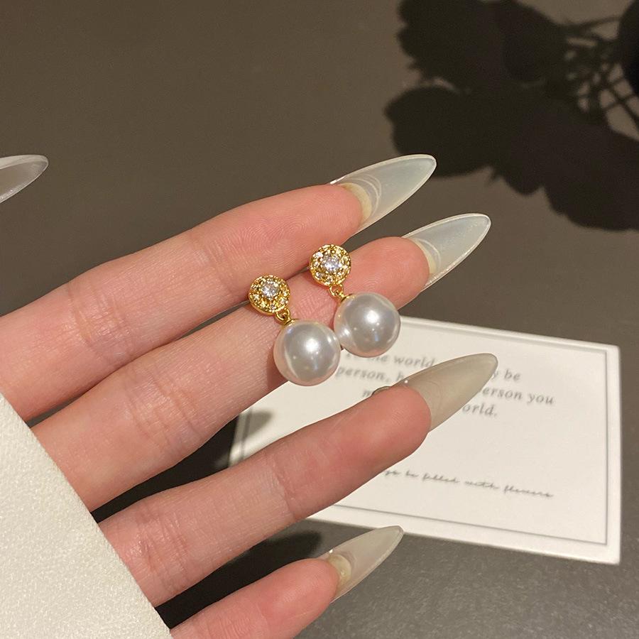 Elegant French Imitation Pearl Earrings for Women - Versatile, Fashionable, High-End, and Exquisite Trendy Drops with a Sweet Temperament.