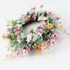 Corona de Flores Artificiales de Verano de 17.7 Pulgadas con Varios Tipos de Flores para Decoración de Puerta o Pared
