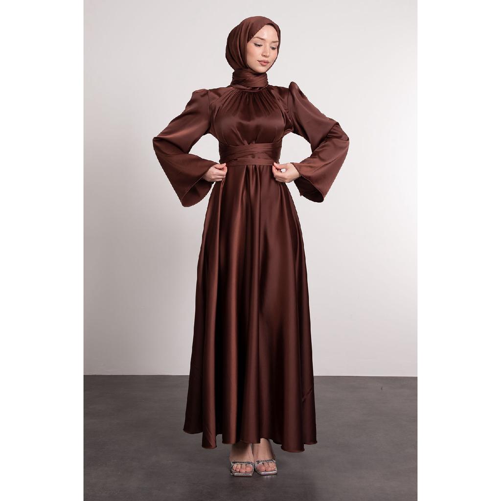 Spanisches Hijab-Abendkleid aus Satin mit Wickelärmeln an der Taille