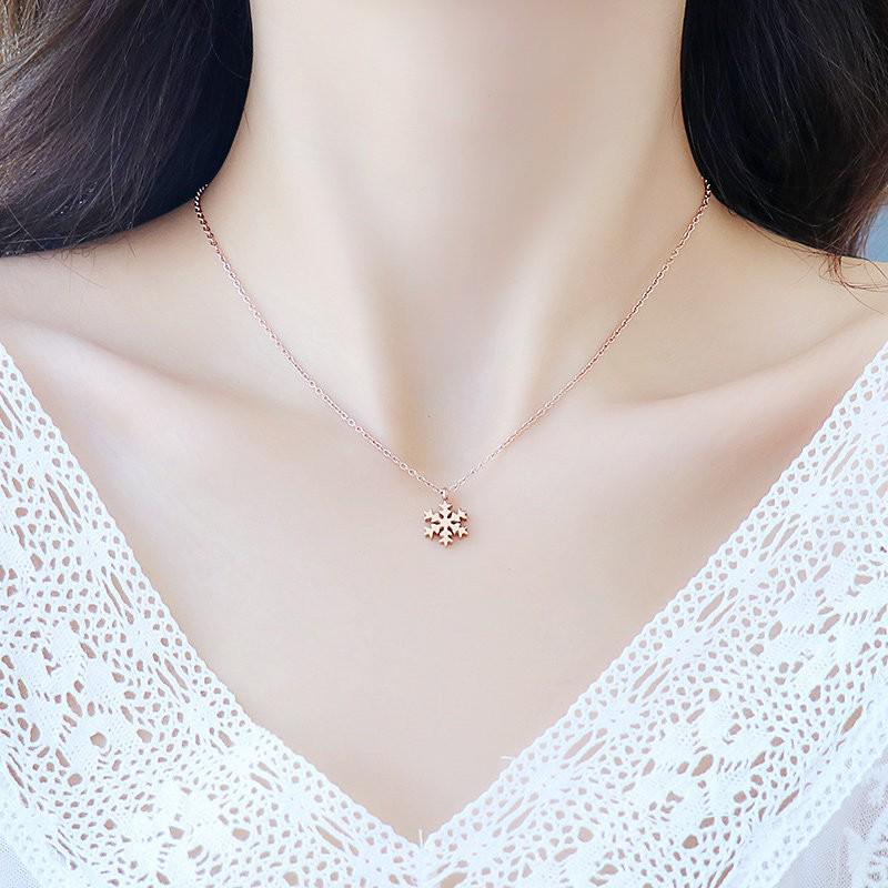 Schickes mehrschichtiges Schmetterlingshalsband - Trendiges Mode-Statement-Stück für Damen