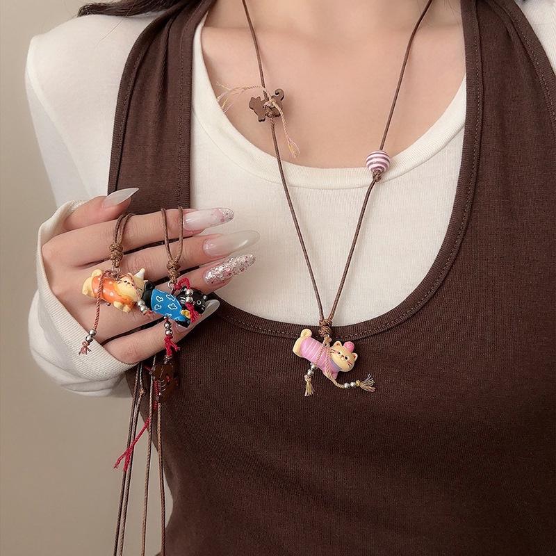 Cartoon Sweet Resin Kitten Pendant Necklace: Unique Sweater Chain Design for Fashion and Commuting