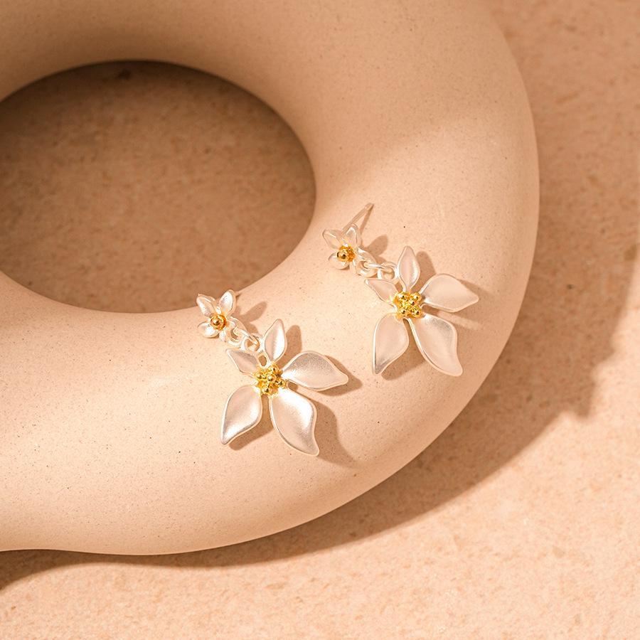 Stříbrné náušnice s přívěskem Květ Dopaminu: Nádherné, všestranné visací šperky s prémiovým vzhledem.