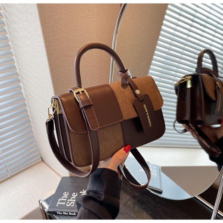 

Модная портативная маленькая сумка женская новая нишевая текстурная маленькая квадратная сумка 2025 простая повседневная сумка-мессенджер