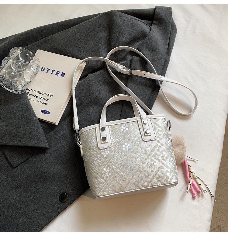 

2025 Портативная сумка нишевого дизайна женская сумка-ведро в национальном стиле новая милая и изысканная сумка-мессенджер через плечо для通勤