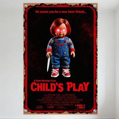 La Bambola Assassina Chucky Capelli Rossi Occhi Luminosi Tuta Blu Girasoli Scarpe da Ginnastica Rosse Segno Metallico in Latta Horror Decorazione Murale Retrò per