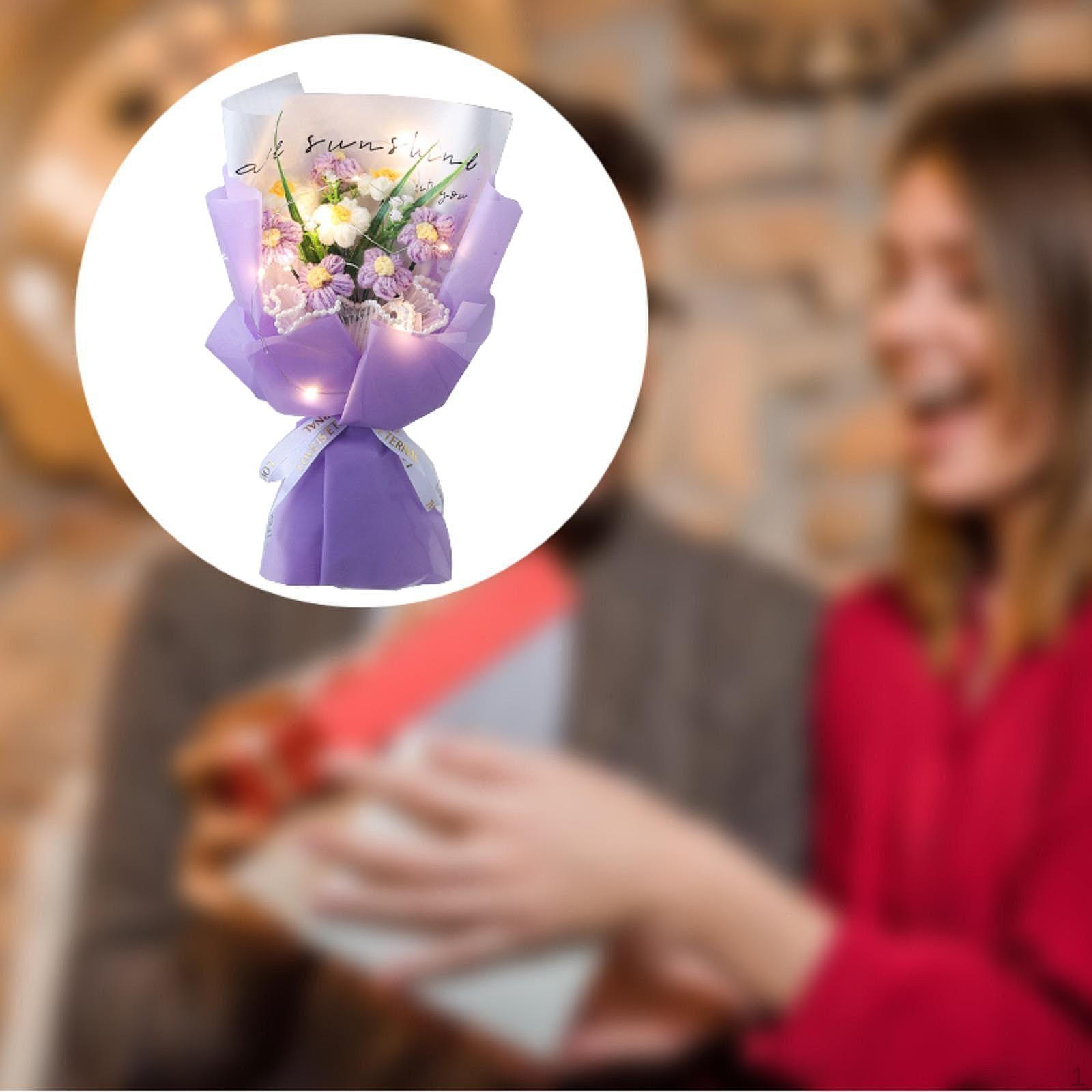 

Завершенный букет цветов, связанный крючком, с легкими искусственными цветами ручной работы для выпускного фиолетовый