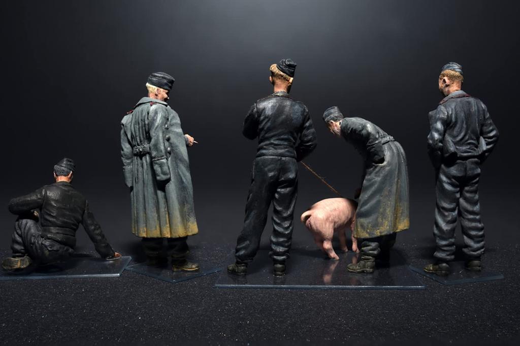 MiniArt Scale German Resting Tank Crew Figures Figures 1 Plastic Model Kit MA35198 1/35 (5 & Pig)