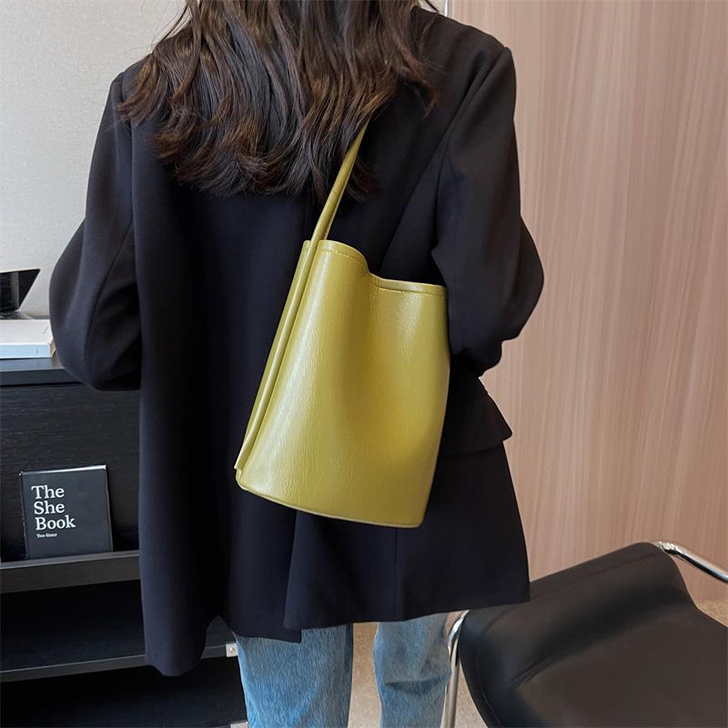 Sacs à bandoulière simples pour femmes de style coréen à la mode Été Nouveau Couleur unie simple Populaire Sac seau féminin