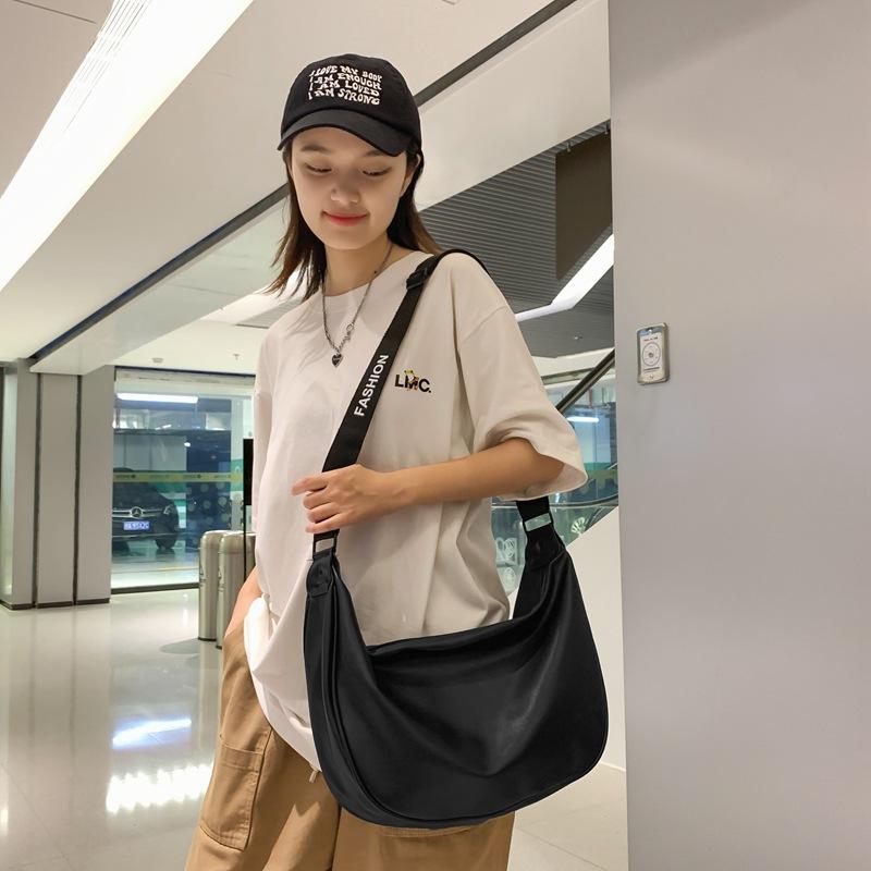 Casual women's bags Korean version fashionable large-capacity messenger bags women's simple casual commuting single shoulder women's niche autumn bags