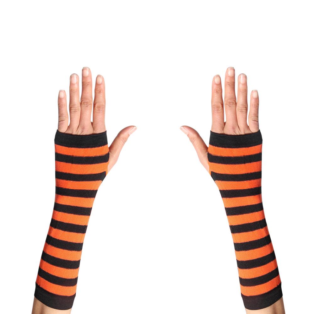 Halloween-Hexe-Kostüm-Set: Gestreifte lange Socken, Hexenhut, Besen, Elastische Netzstrumpfhandschuhe, Ballkleid und Netzstrümpfe.