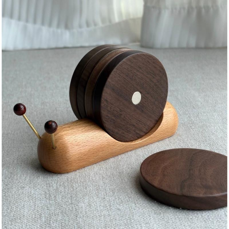 Set di sottobicchieri in legno minimalista moderno con design a lumaca magnetica per decorazione domestica e protezione dal calore