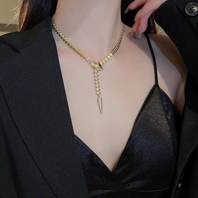 Retro Cold and Trendy Green-eyed Snake Ear Buckle Design Sense Small Mini S925 Sterling Silver Needle Zircon Snake Earrings