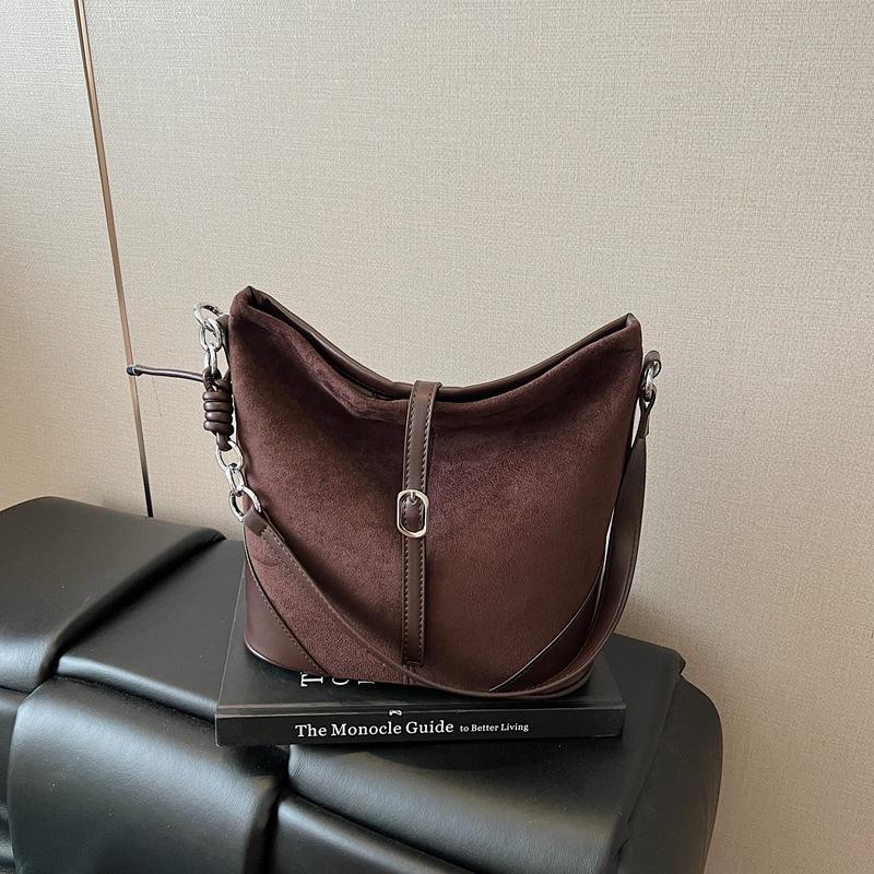 Retro bag women's large capacity 2025 new autumn and winter versatile simple shoulder bag popular commuter bucket bag this year