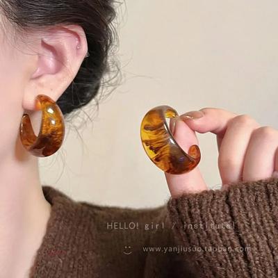 Boucles d'oreilles créoles légères en résine petite taille design unique bijoux mode accessoires femme pour le quotidien et les occasions spéciales