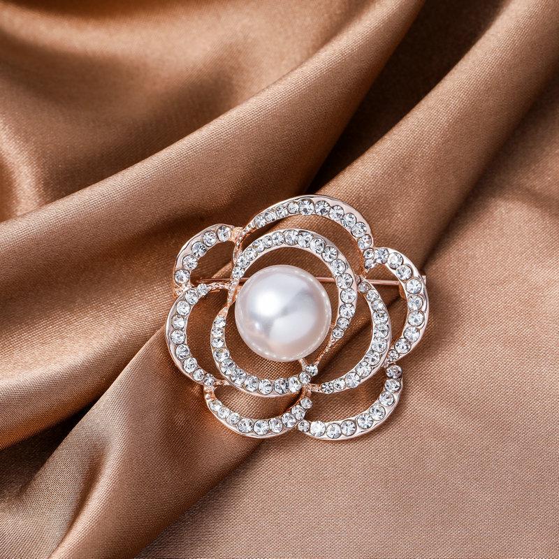 2022 New Creative Luxury Pearl Brooches Pins For Women Elegant Rhinestone Snowflakes Flower Accessories Lady Wedding Party Gift