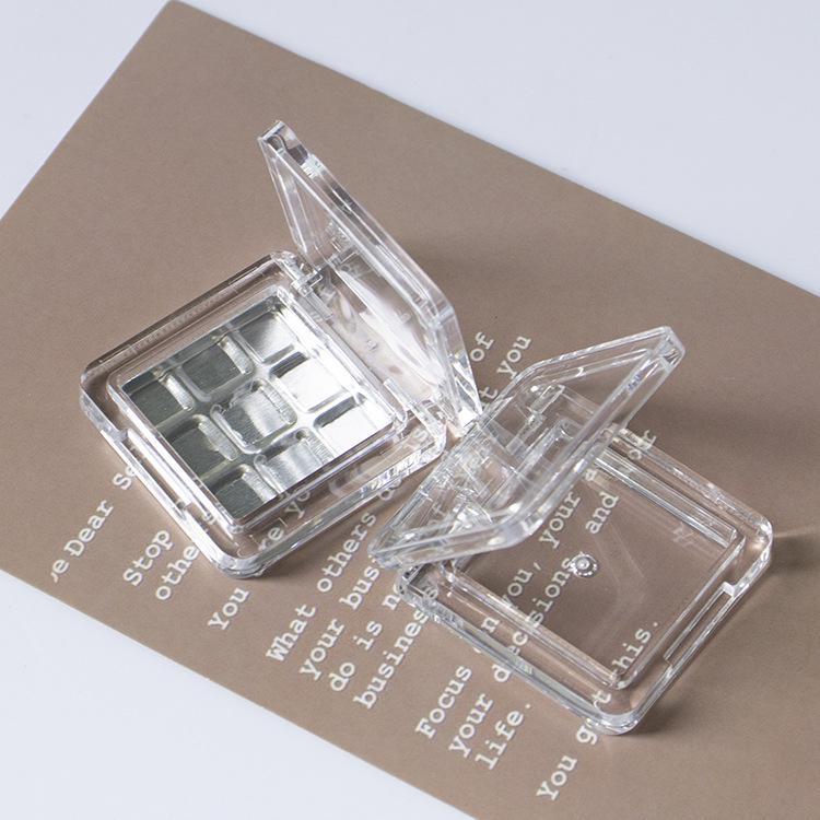 Transparente einfarbige quadratische Rouge-Box mit leerem Fach