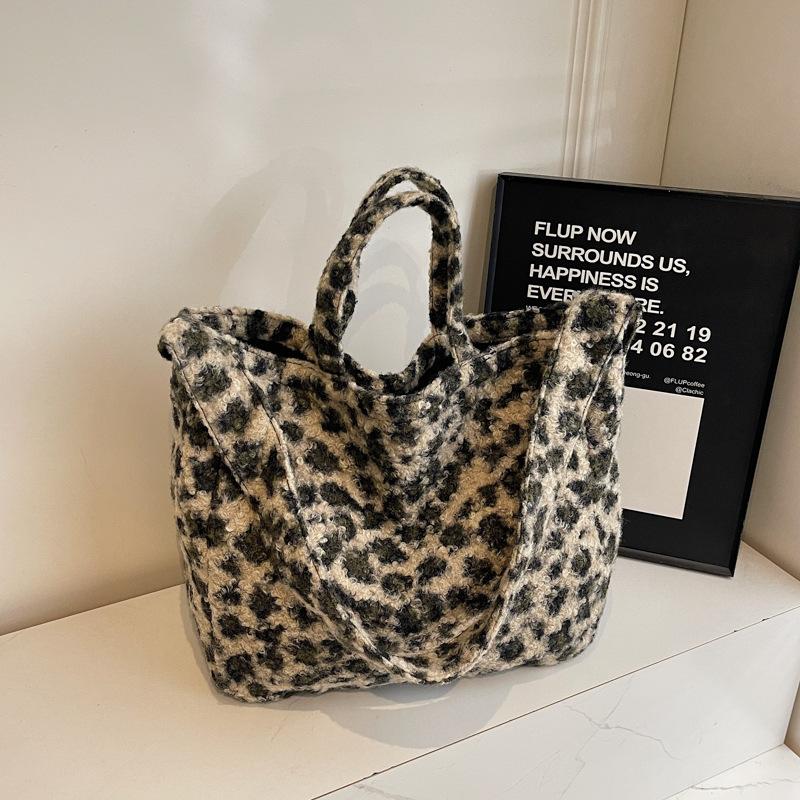 Winter Large Capacity Tote Bag Women's Bag Popular New Leopard Print Plush Bag Fashion Casual One-shoulder Plush Underarm Bag
