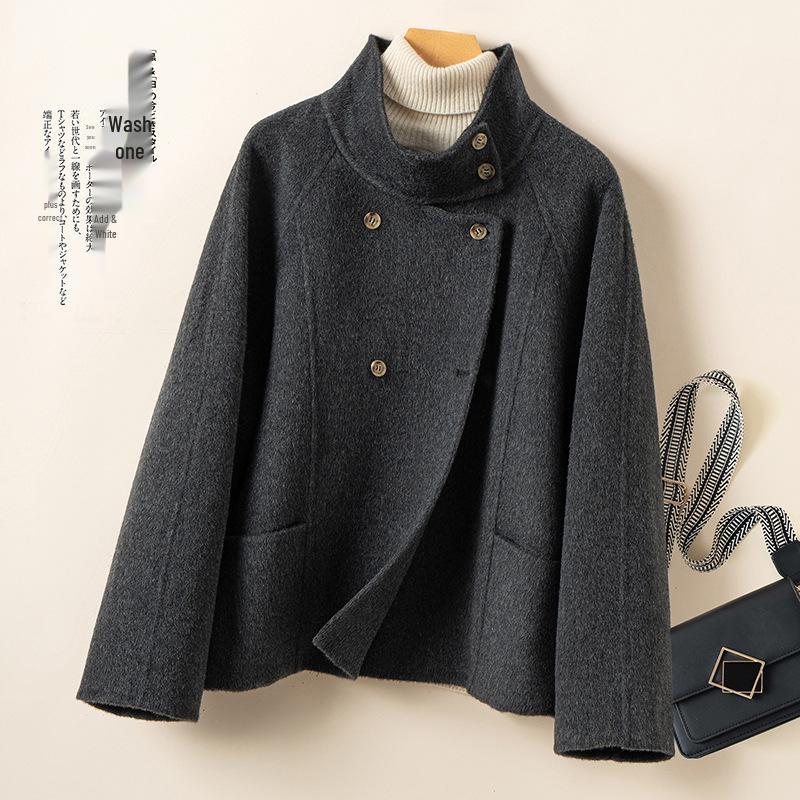 

Женское короткое пальто из смесовой шерсти в корейском стиле - Двустороннее, воротник-стойка, двубортное, коллекция осень-зима. Small чёрный/серебряный