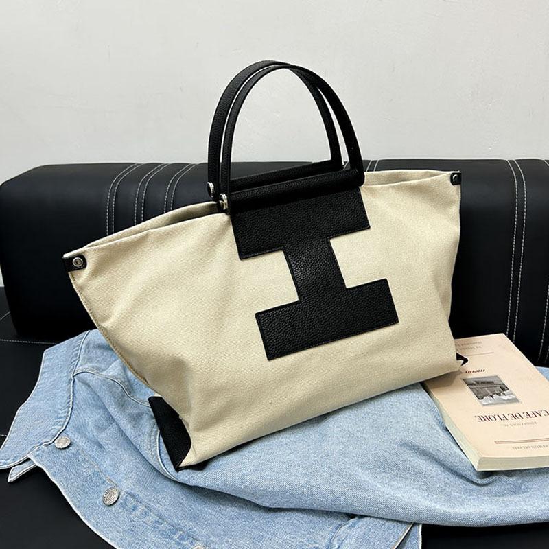 

Модная контрастная цветная сумка с вставками. Вместительная сумка для отдыха в форме буквы I. Модная и универсальная сумка для ношения на себе или на работе.