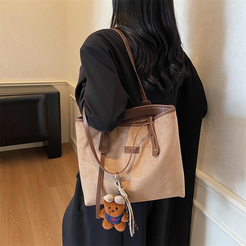 Retro Large-capacity Bag Women's Autumn and Winter New Commuter Shoulder Bag Simple Tote Bag Bucket Bag