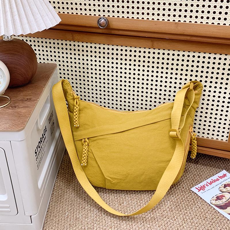 Popular Casual Simple Women's Lightweight Dumpling Bag Fashionable Versatile Solid Color Commuter Messenger Women's Bag