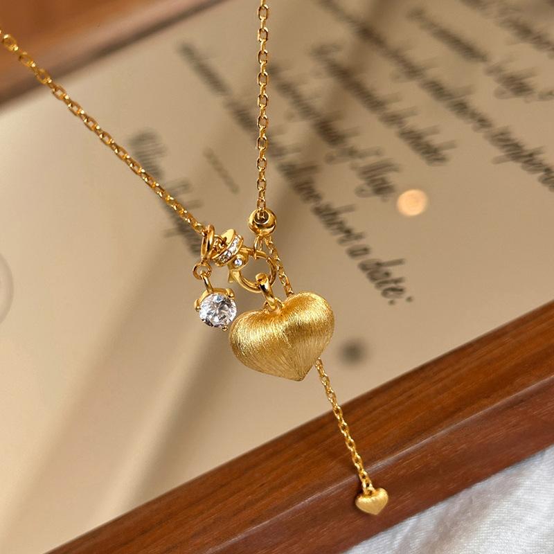 Vintage light luxury brushed heart-shaped necklace  classic design charms collarbone chain banquet wedding  gifts