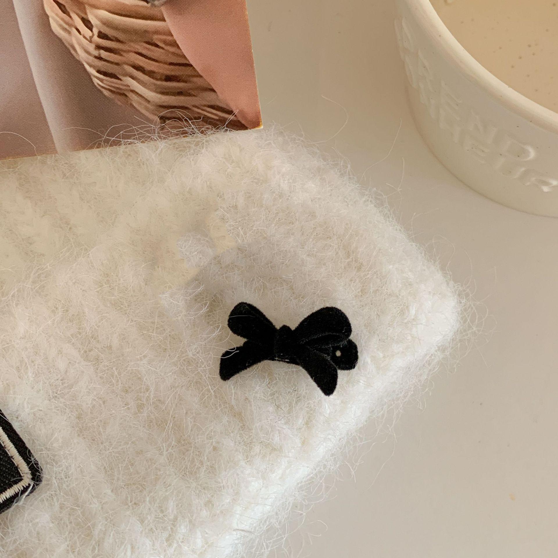 

Заколка-бантик из бархата: Заколка-уточка 2024 года для челки и лба