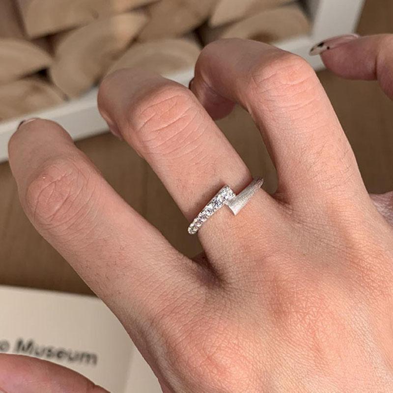 Vintage Simple Style Wire Drawing Rings for Women Light Luxury Fashion Inlay Diamonds Ring Party Wedding Fine