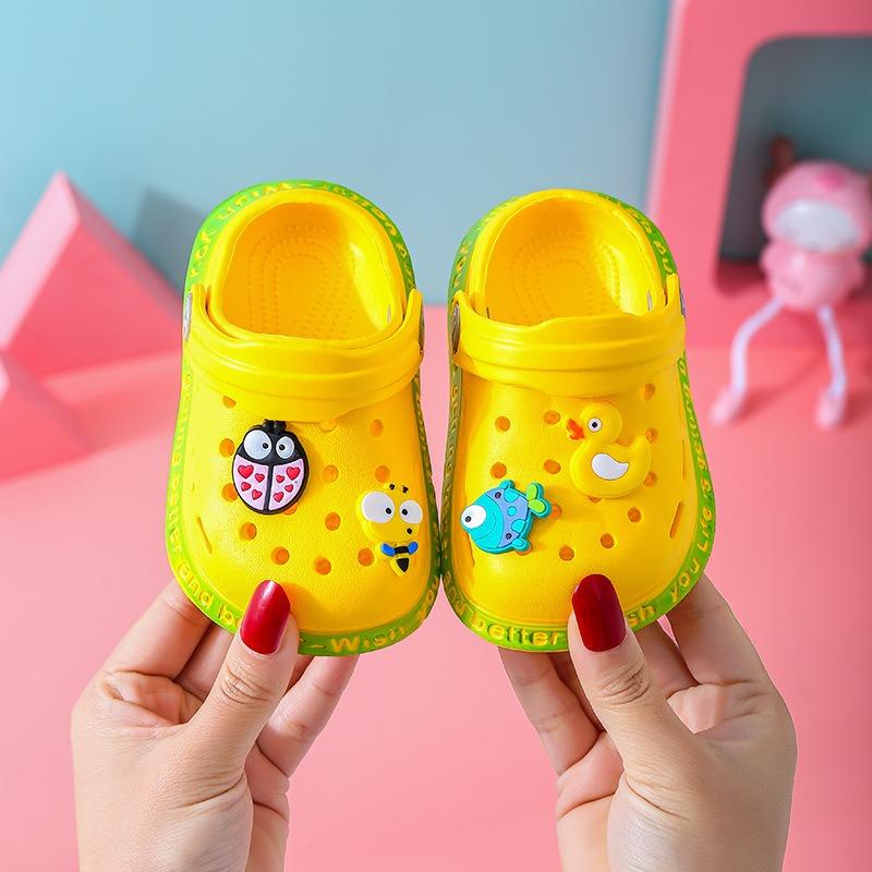 Children's Summer Slippers, Closed-Toe Cartoon Hole Sandals, Anti-Slip Indoor Home Shoes for Infants and Toddlers, Soft-Soled Sandals.