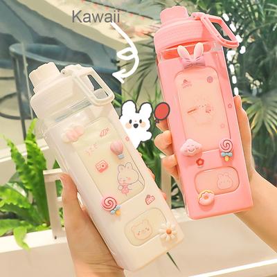 Pastell Wasserflasche mit 3D-Aufkleber 700ml Kunststoff Reise Tee Saft Milch Tragbar Niedlich Shaker Trinkflasche Geschenk