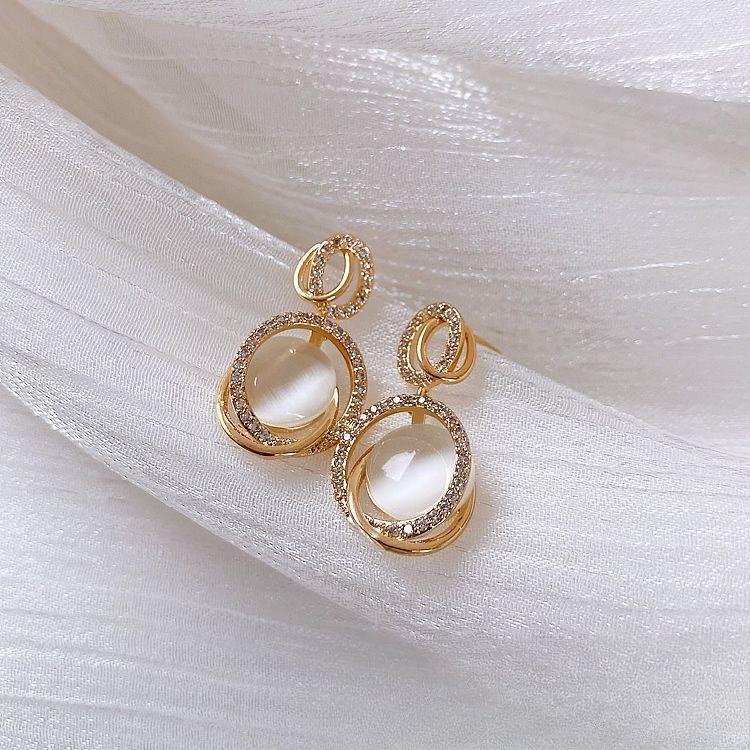Pendientes de perlas de alta gama de moda Pendientes retro de nicho francés de lujo ligero Pendientes de perlas simples y versátiles para mujer