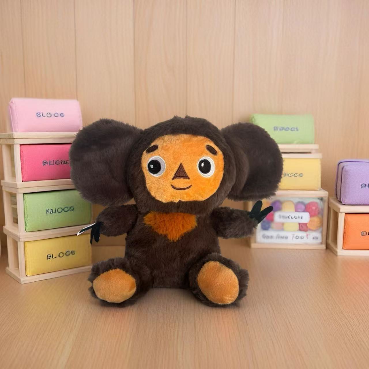 

Мягкая коричневая плюшевая игрушка-обезьянка с большими выразительными глазами и пушистыми ушками - Милая мягкая игрушка с черным и коричневым пушистым мехом, телом из плюшевой ткани, сидящая