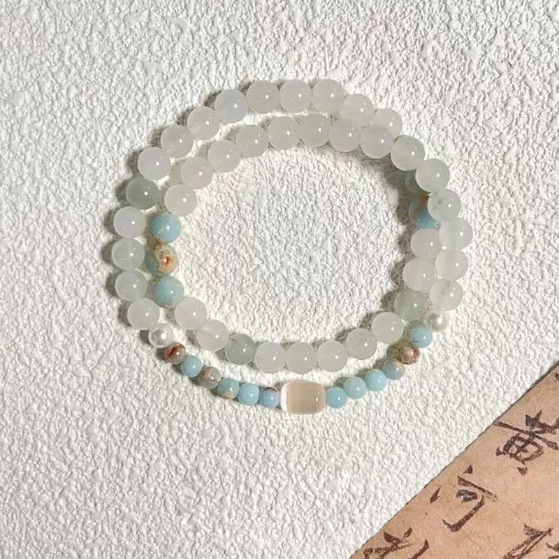 Drunk lime cat lime bracelet before the flower, cat paw holding high-value bracelet, female hand twisting finger soft bracelet.