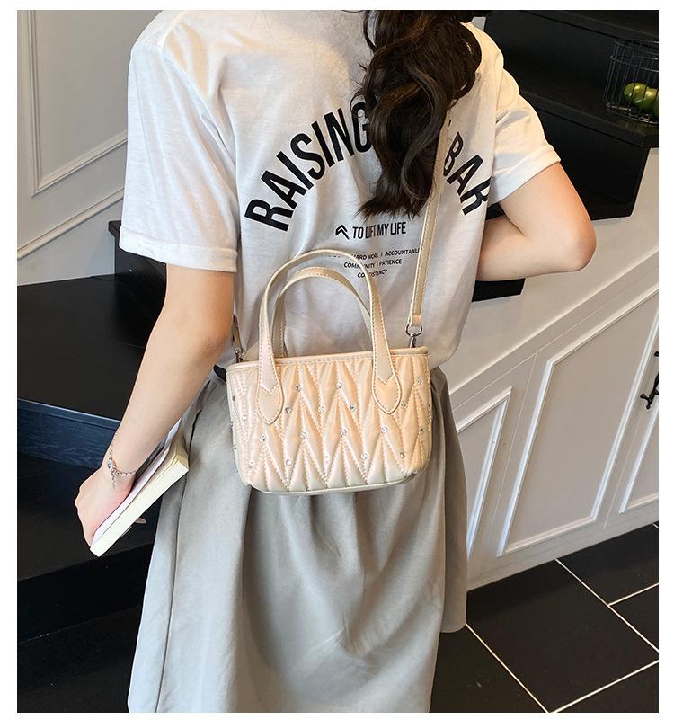 This year's popular bag women's 2025 new trendy fashion high sense versatile shoulder messenger bag hand carrying bucket bag